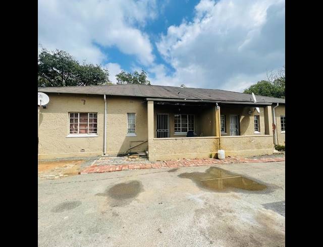 13 BEDROOM HOUSE FOR SALE IN BOKSBURG NORTH